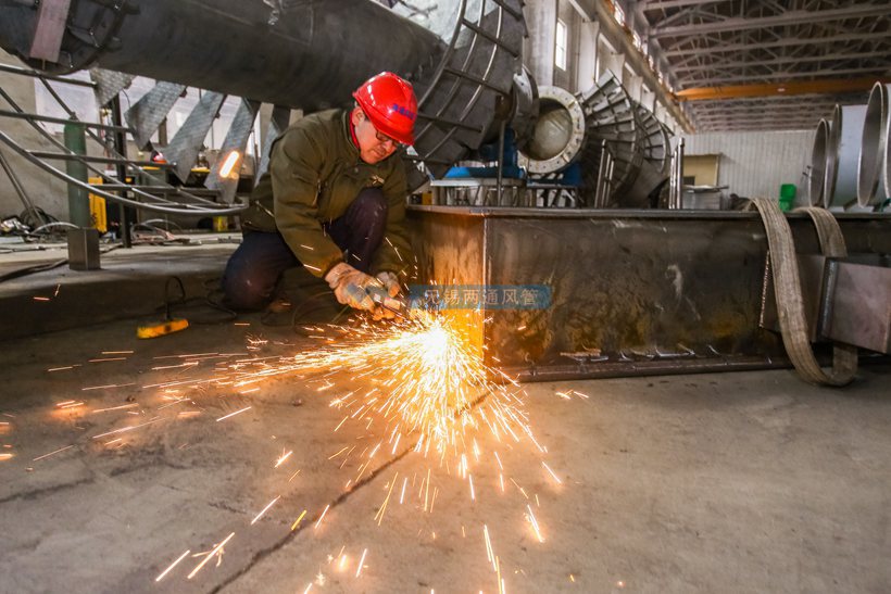 兩通通風管道工人操作現場